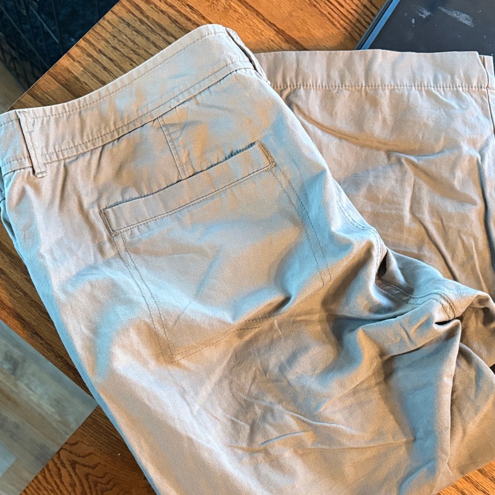 Old Navy Women's Tan Capris